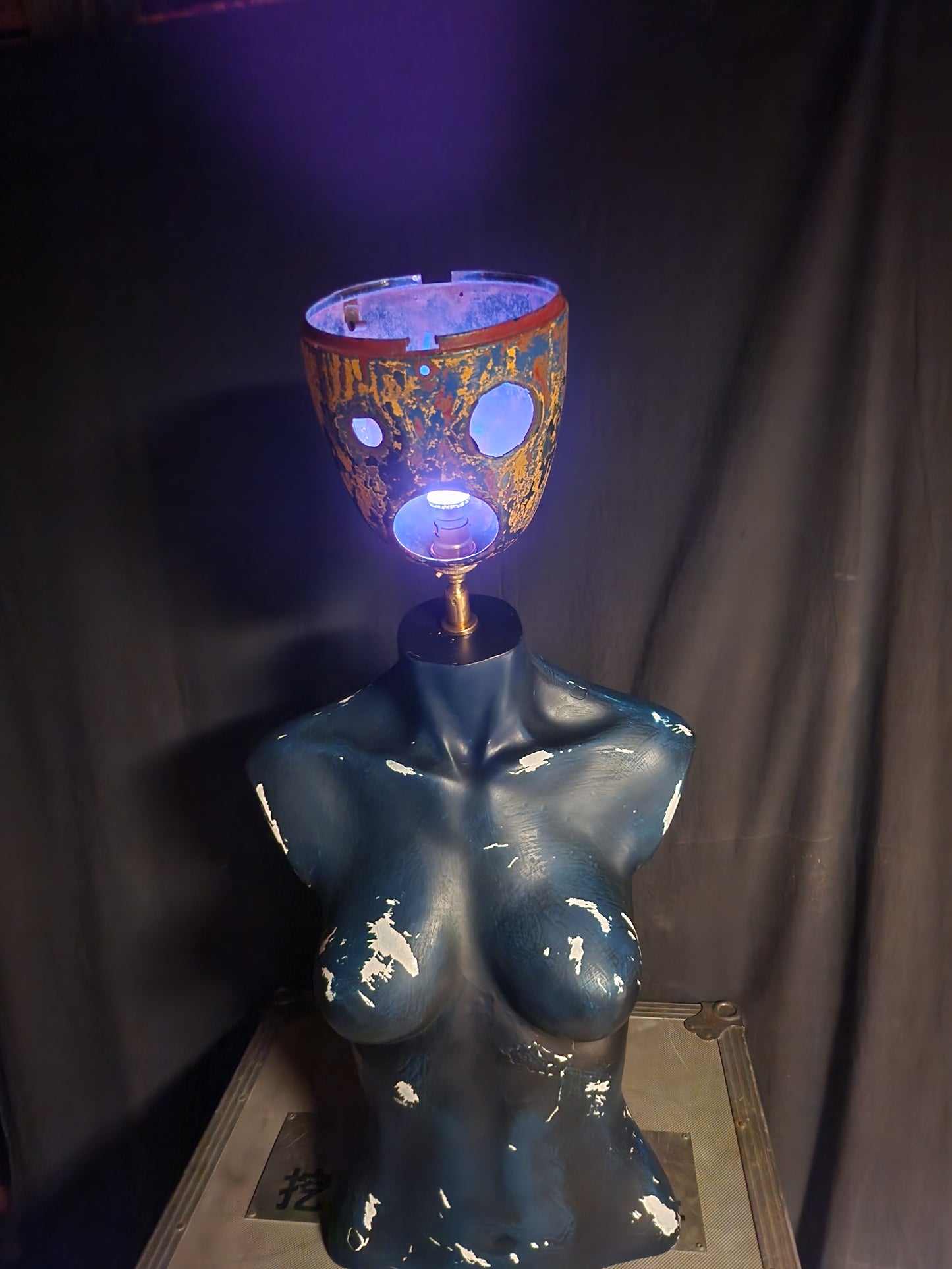 Mannequin lamp