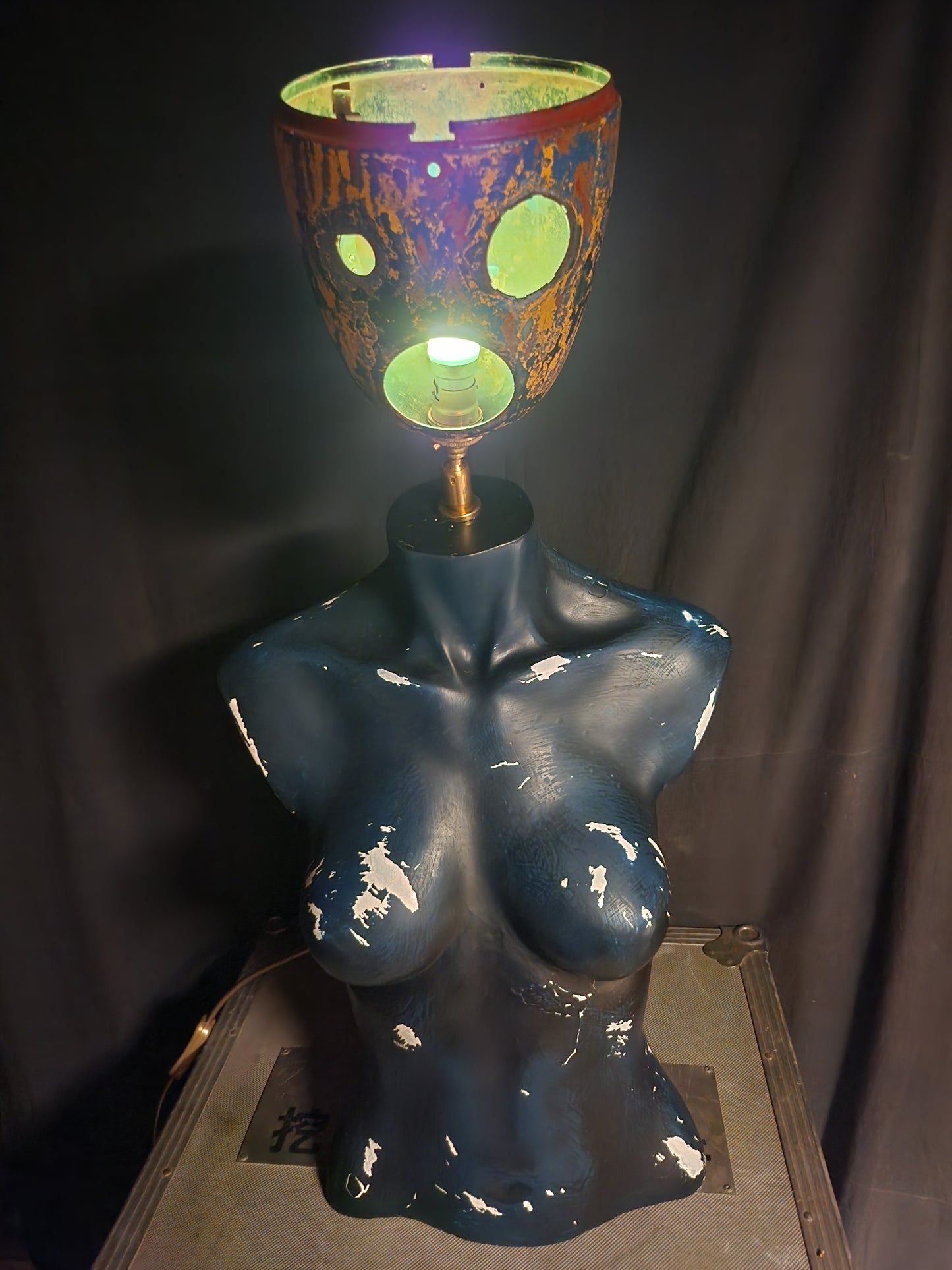 Mannequin lamp